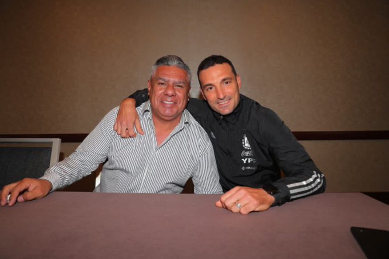 "Chiqui" Tapia, presidente de la AFA y Lionel Scaloni, director técnico de la selección de Argentina. Foto: Twitter @tapiachiqui