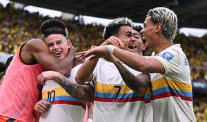 James, Díaz y Ríos celebran ante Chile la victoria de la Selección Colombia