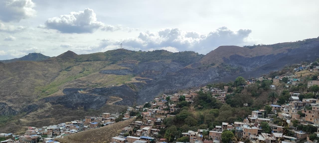 Las impactantes imágenes que dejó la emergencia ambiental en Altos de Menga.