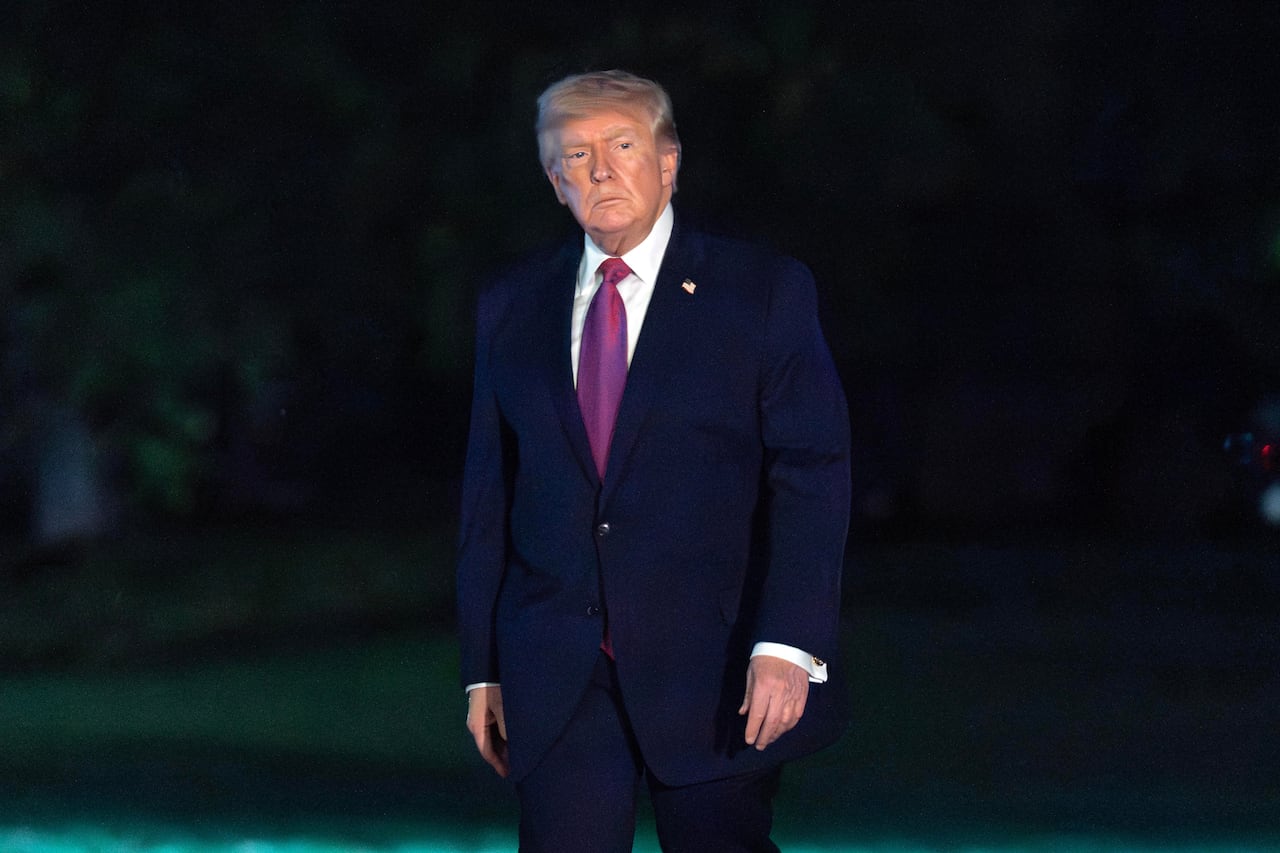 El presidente Donald Trump camina por el jardín sur a su llegada a la Casa Blanca.