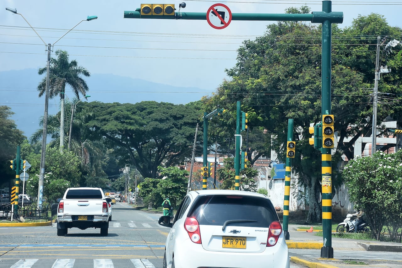 Semáforos sin funcionamiento Calle 13 con Cra 56.