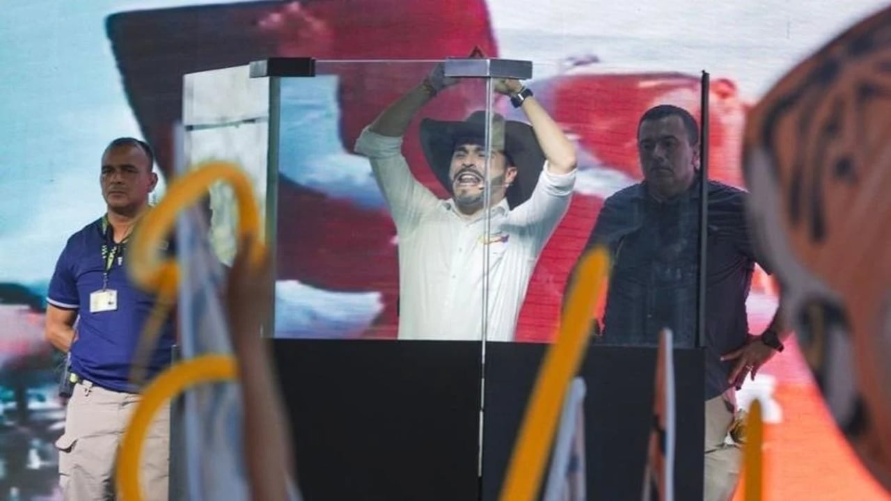 Abelardo De la Espriella con atril blindado