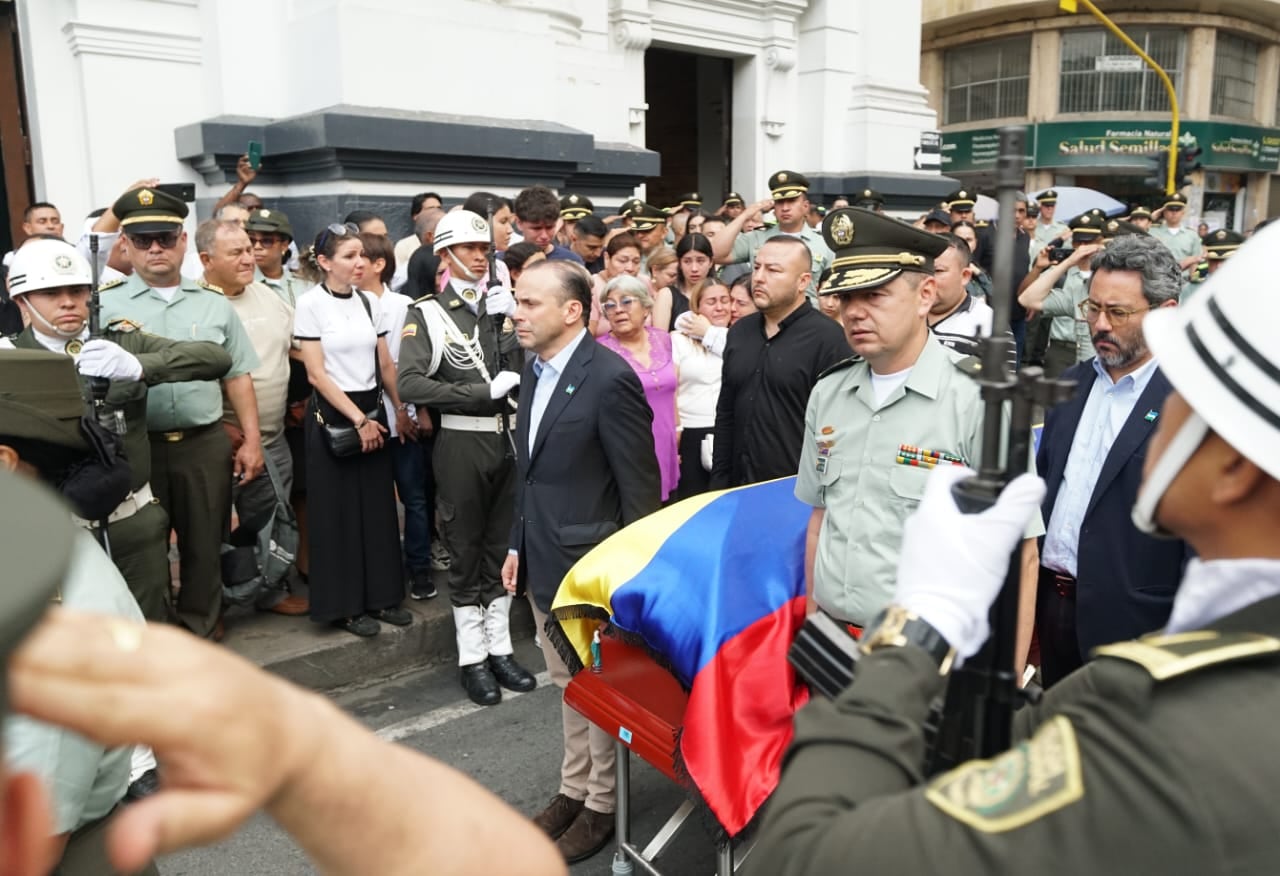 Los policías le rindieron honores a su compañero.