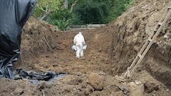 Labores de recuperación de cuerpos de víctimas del conflicto armado adelantadas por la Unidad de Búsqueda de Personas dadas por Desaparecidas en Necoclí, Antioquia, un terreno amenazado por la erosión costera.