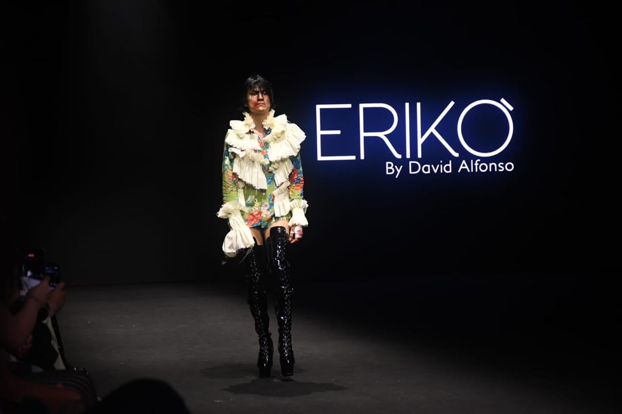 Erikó redefine el armario contemporáneo para quienes se atreven a ser el centro de atención.