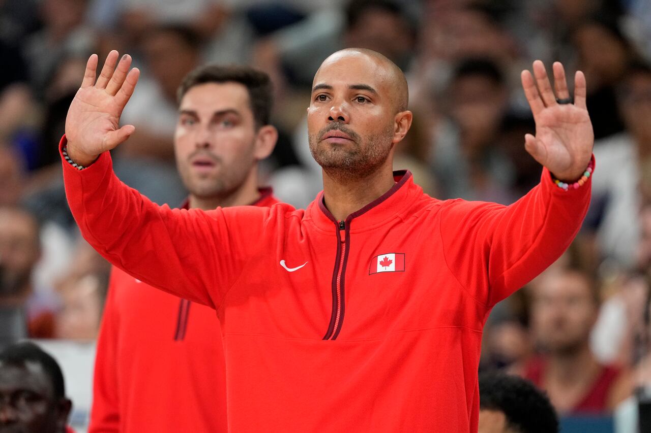 El entrenador de Canadá, Jordi Fernández, hace un gesto a su equipo durante un partido de baloncesto masculino contra Australia en los Juegos Olímpicos de Verano de 2024, el martes 30 de julio de 2024, en Villeneuve-d'Ascq, Francia. (Foto AP/Michael Conroy)
