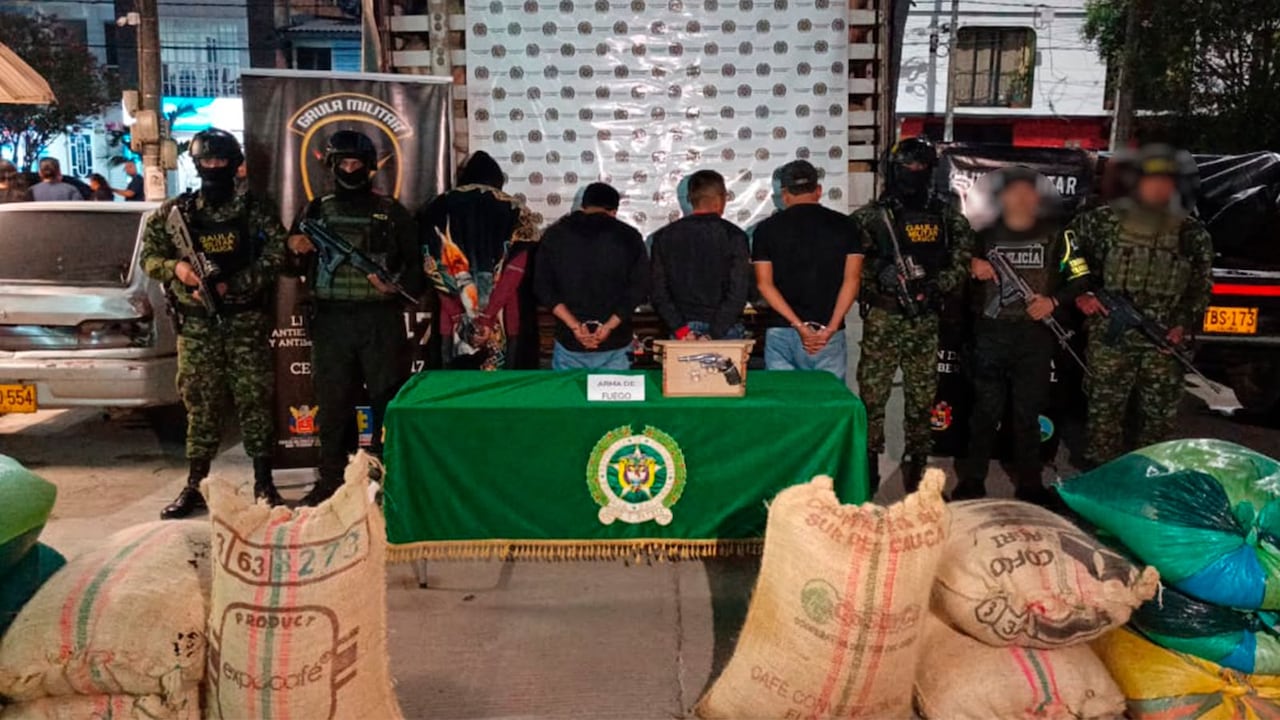 Tropas del Gaula Militar Cauca y la Policía Nacional rescataron a un conductor secuestrado y recuperaron un vehículo cargado con café de exportación durante una operación realizada en zona rural de Paispamba.