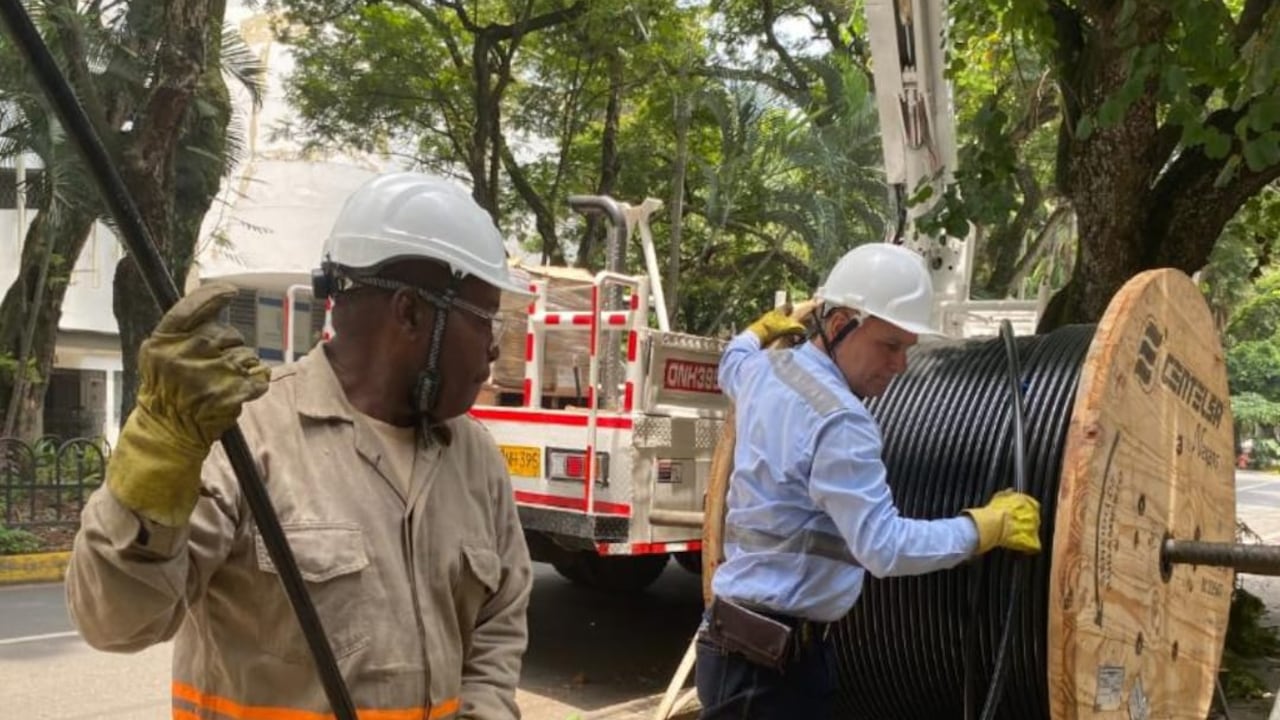 Dentro de las actividades programadas por Emcali este sábado 14 de junio, está la instalación de cable ecológico en el sector de Ciudad Jardín. Foto: Emcali / El País.