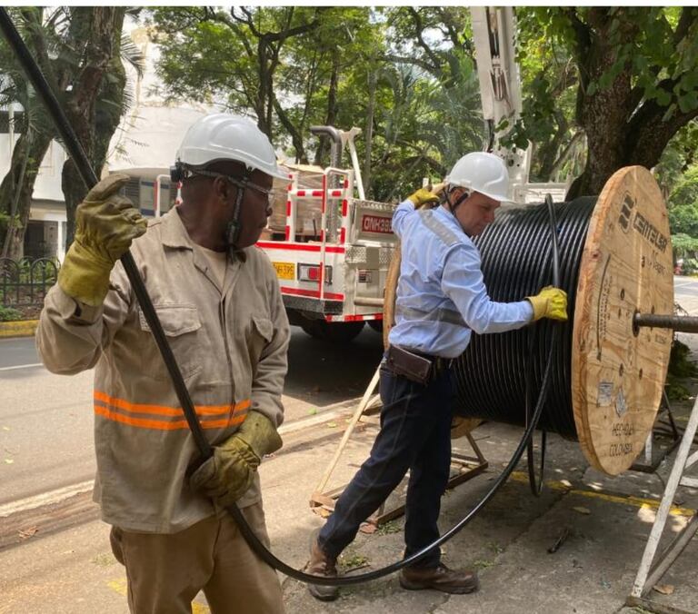 Dentro de las actividades programadas por Emcali este sábado 14 de junio, está la instalación de cable ecológico en el sector de Ciudad Jardín. Foto: Emcali / El País.