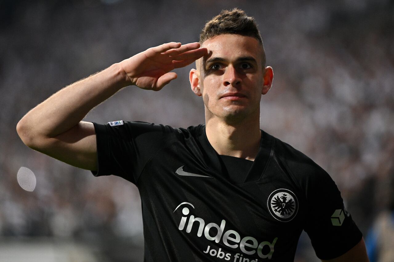 Rafael Santos Borré anota contra el West Ham en la semifinal de la Europa League