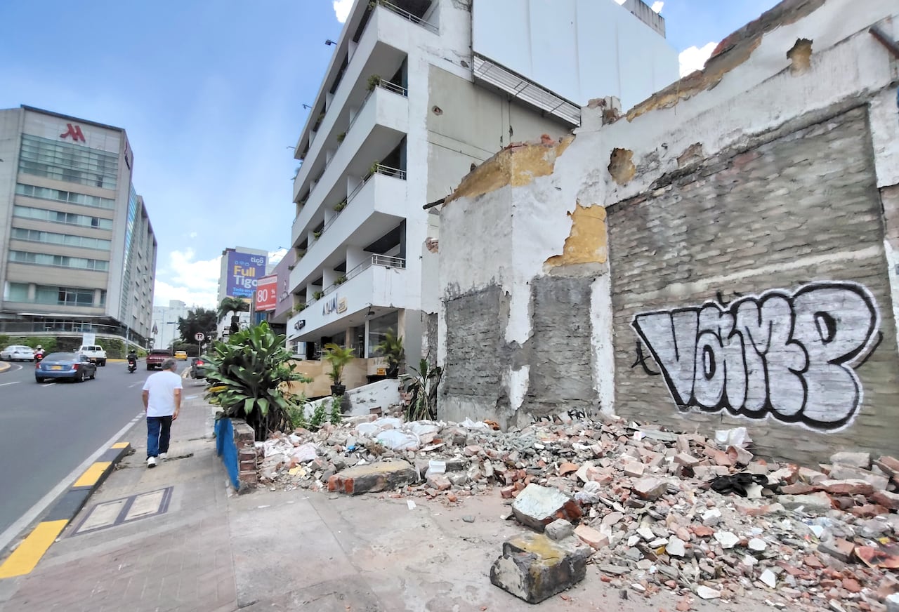 La situación de las casas abandonadas que generan plagas de ratas e invasión de habitantes de calle es un problema de salud pública y seguridad recurrente en sectores del oeste de Cali. Residentes del oeste de Cali, sector de Normandia, presentan este problema con una vivienda abandonada y que se desplomó parcielmente por el terremoto, lo que afecta a la comunidad y al turismo. Piden intervención de la alcaldía.