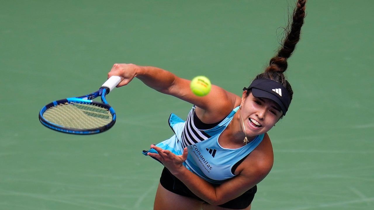 Camila Osorio, de Colombia, sirve a Ons Jabeur, de Túnez, durante la primera ronda del campeonato de tenis del Abierto de Estados Unidos, el martes 29 de agosto de 2023, en Nueva York. (Foto AP/Manu Fernández)