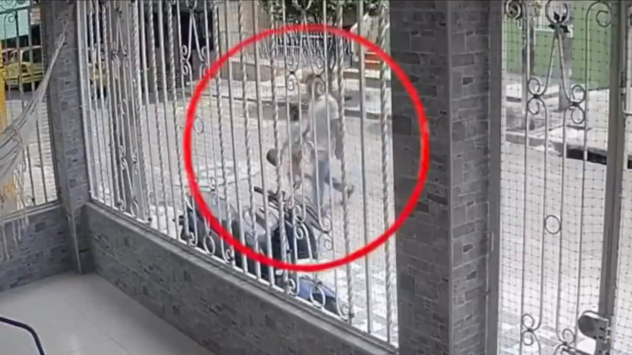 Una cámara de seguridad registró el momento en que el hombre se lleva a la niña.