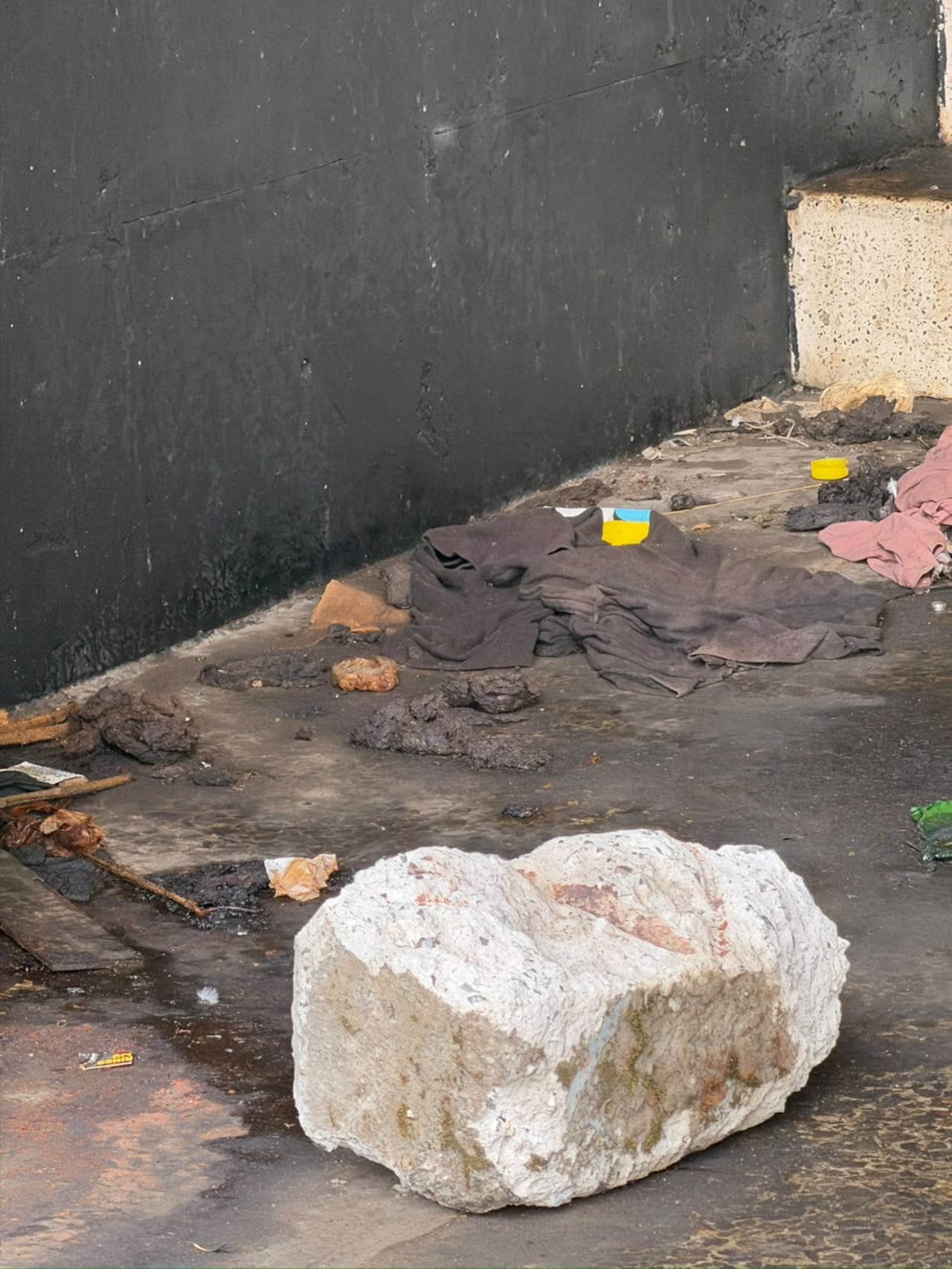 Ciudadanos sostienen que los olores asociados a la acumulación de heces humanas y orina afectan a quienes transitan por el sector y trabajan en sus inmediaciones.