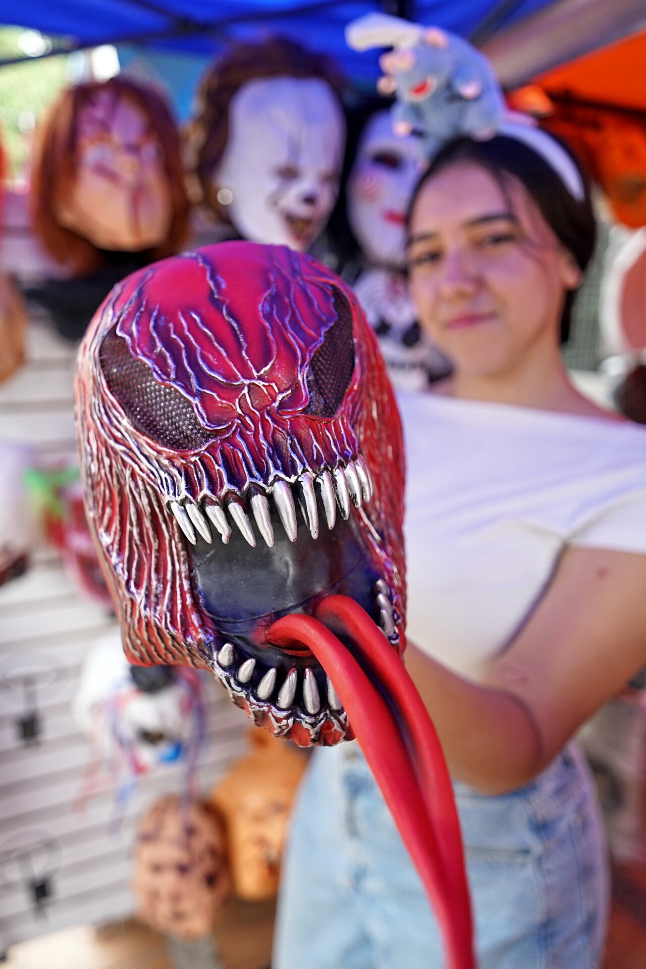 Las tendencias de disfraces para Halloween en Cali, incluyen personajes de películas de terror, fantasía y ficción. También se ven mucho, los disfraces de personajes clásicos de Halloween como brujas, bailarinas  y superhéroes. La Casa del terror, es un sitio de alquiler de disfraces, muy tradicional. Foto Jorge Orozco.