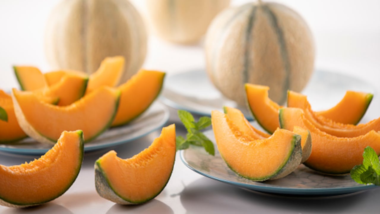 El melón es una fruta está compuesta de vitamina C.