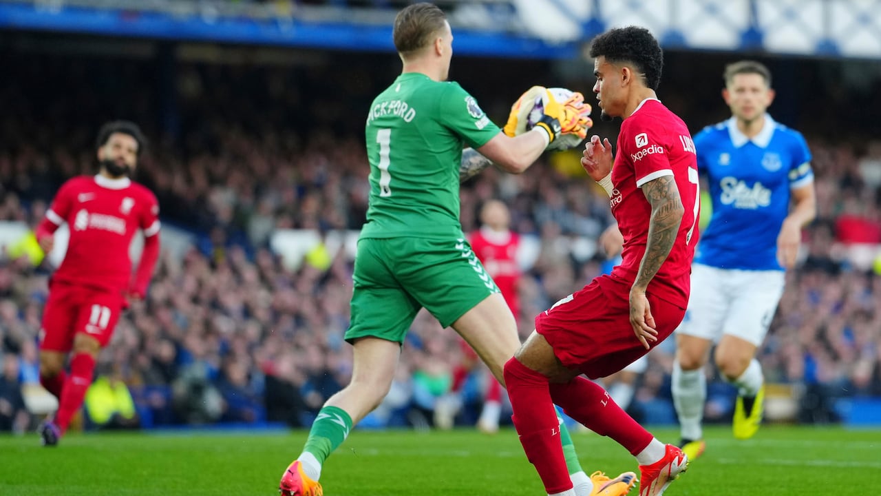 Luis Díaz en medio del clásico entre Everton y Liverpool.