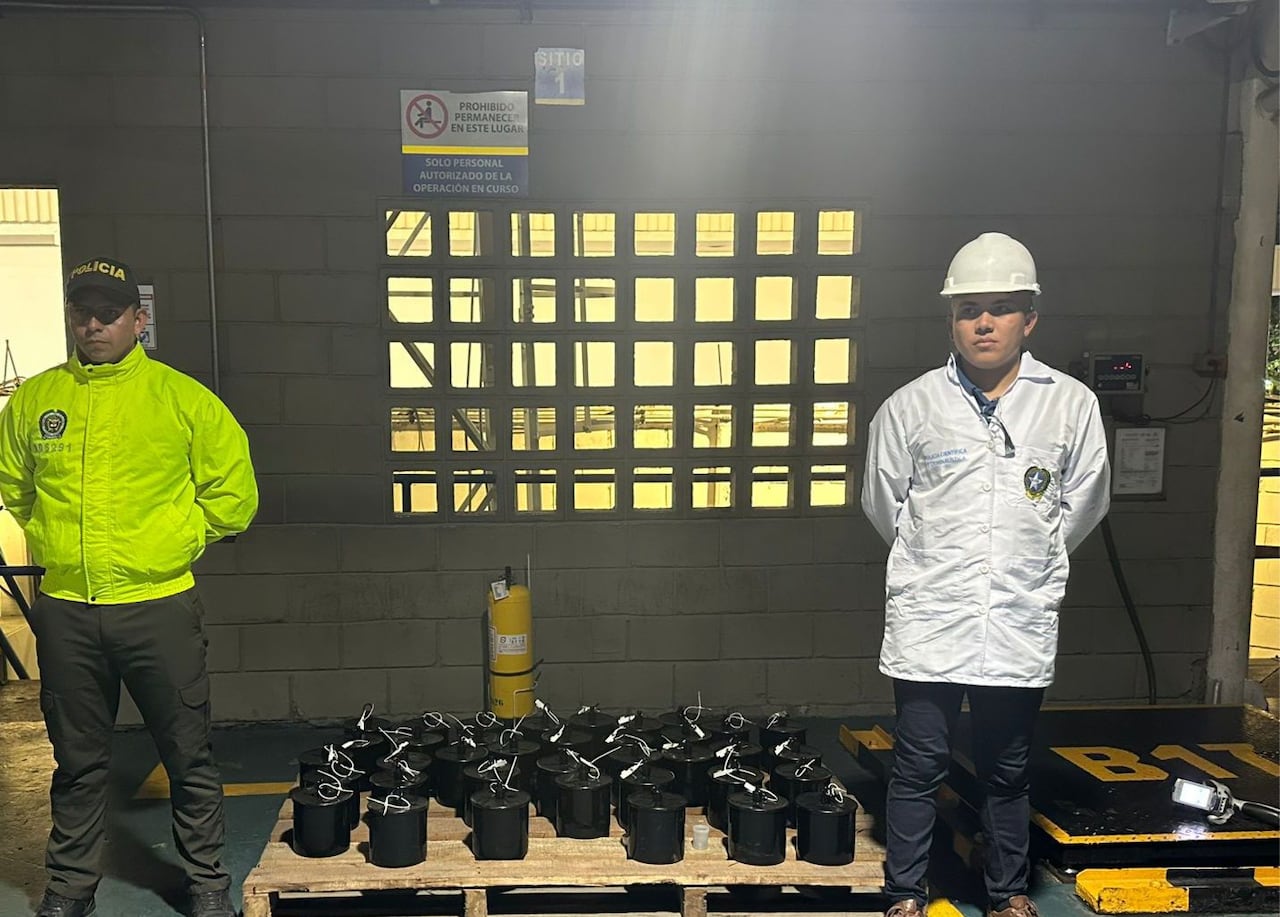 Golpe histórico al comercio ilegal de
mercurio líquido: La Policía Nacional
incauta 1,3 toneladas de mercurio en
el puerto de Cartagena