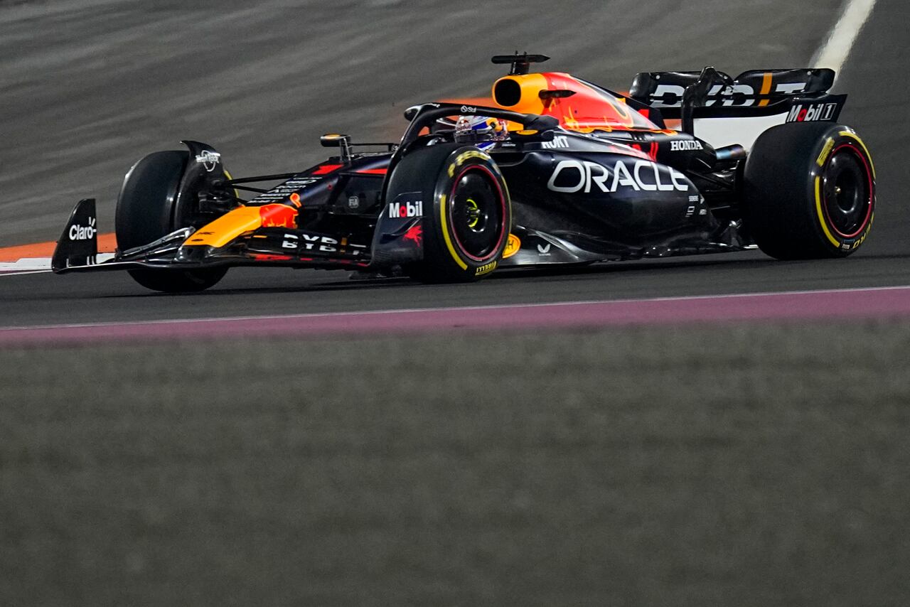El piloto neerlandés de Red Bull Max Verstappen conduce su auto durante la carrera de velocidad previa al Gran Premio de Fórmula Uno de Qatar en el Circuito Internacional de Lusail, en Lusail, Qatar, el sábado 7 de octubre de 2023. (Foto AP/Ariel Schalit)