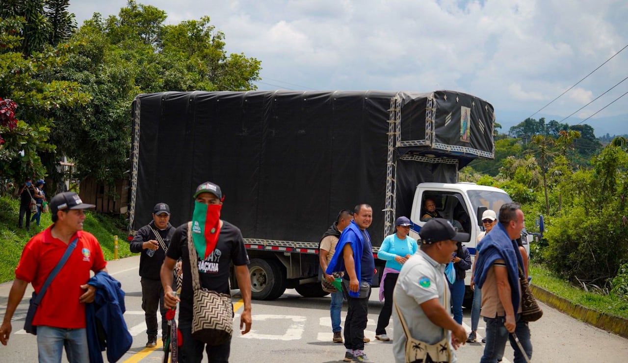 Comunidades indígenas mantienen el cierre de la vía entre Popayán y Cali, exigiendo el nombramiento de docentes y garantías para el derecho a la educación en sus territorios.