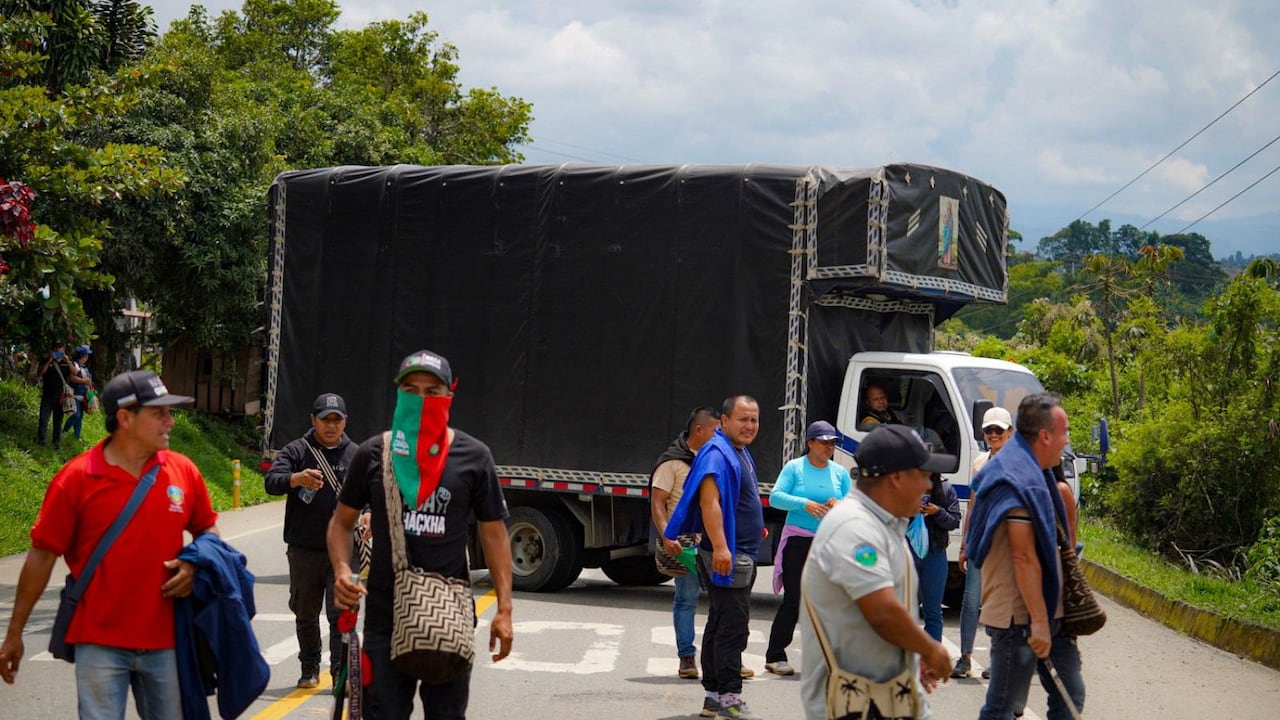 Comunidades indígenas mantienen el cierre de la vía entre Popayán y Cali, exigiendo el nombramiento de docentes y garantías para el derecho a la educación en sus territorios.