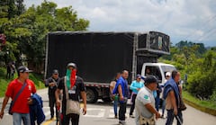 Comunidades indígenas mantienen el cierre de la vía entre Popayán y Cali, exigiendo el nombramiento de docentes y garantías para el derecho a la educación en sus territorios.