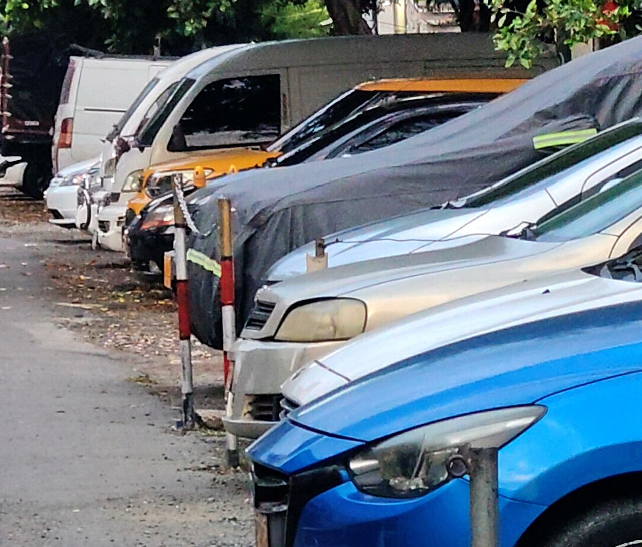 Denuncia ciudadana. Canal con nivel alto y parquedaderos ilegales.