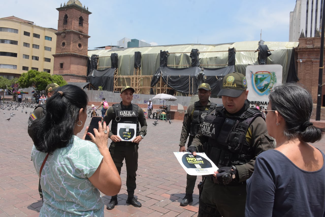 Campaña del GAULA para prevenir la extorsión. Los agentes recorrieron el centro para concientizar a los caleños del peligro que representa este delito en Cali.