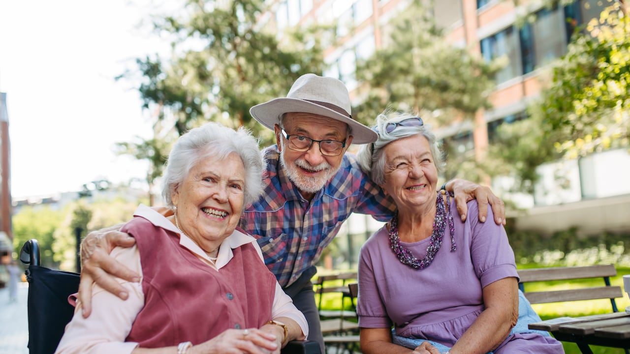 Adultos mayores comparten momentos de bienestar y conexión social, factores clave asociados a una vida más larga y saludable.