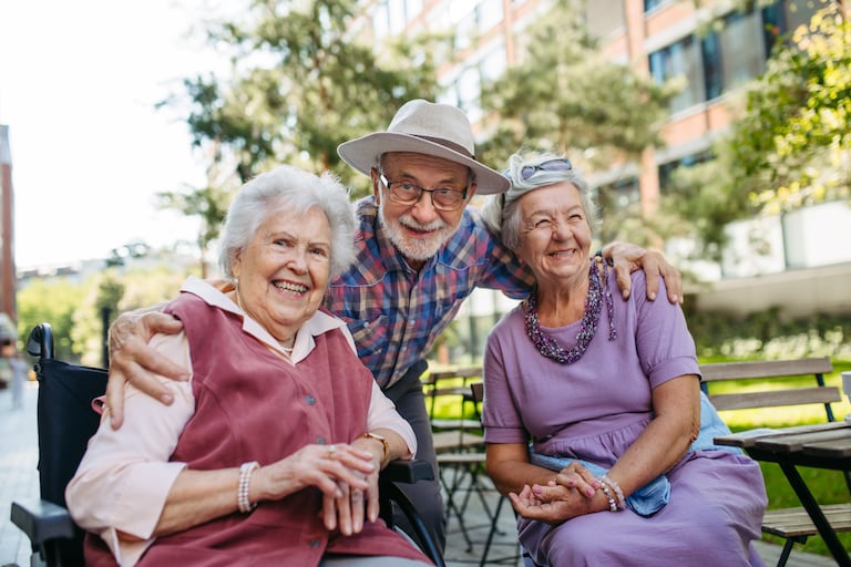 Adultos mayores comparten momentos de bienestar y conexión social, factores clave asociados a una vida más larga y saludable.