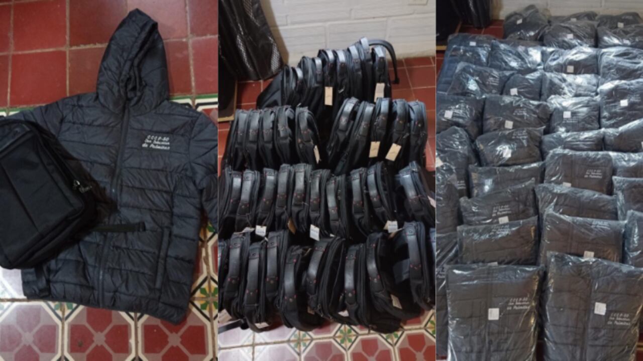 Chaquetas y bolsos comprados con presupuesto participativo en Medellín.