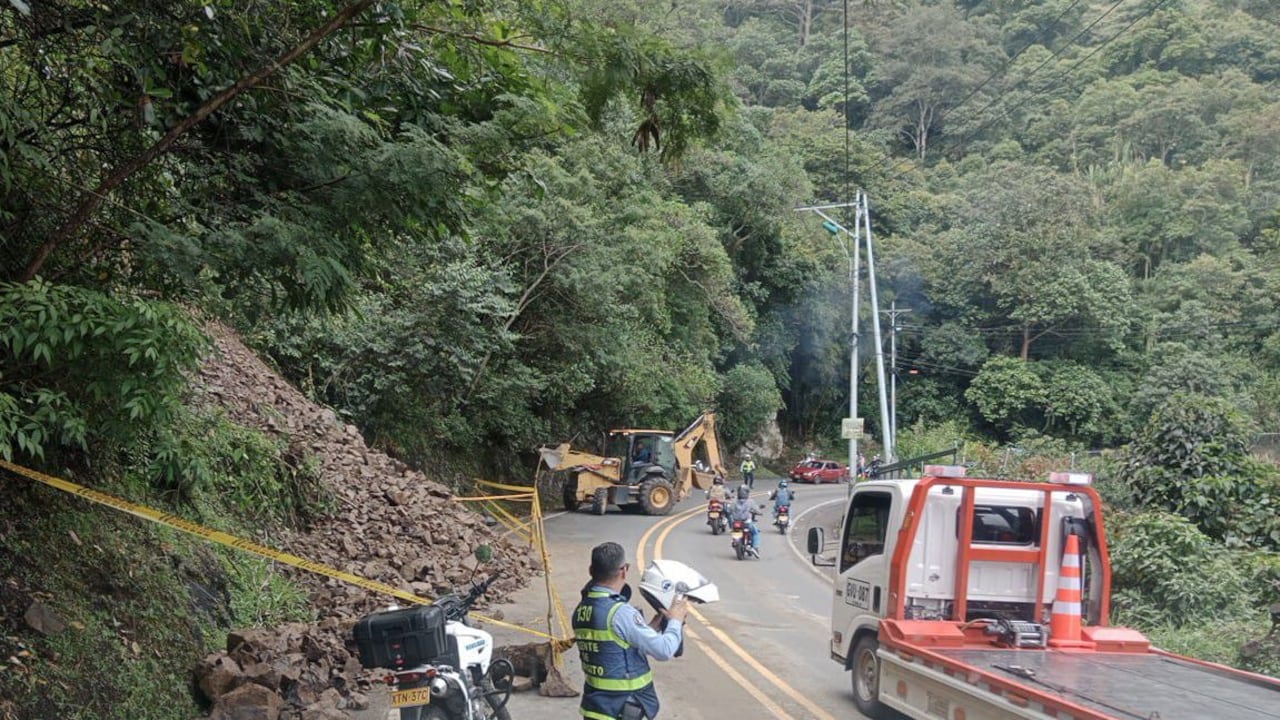 El deslizamiento de tierra obligó al cierre parcial de la vía mientras se realizan los trabajos de remoción.