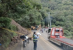 El deslizamiento de tierra obligó al cierre parcial de la vía mientras se realizan los trabajos de remoción.