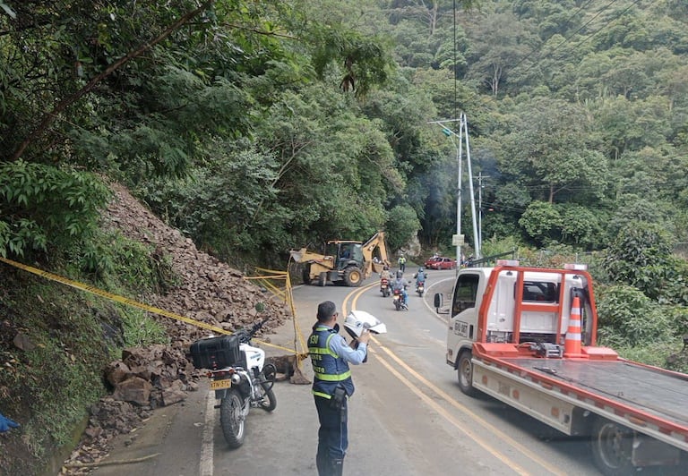 El deslizamiento de tierra obligó al cierre parcial de la vía mientras se realizan los trabajos de remoción.