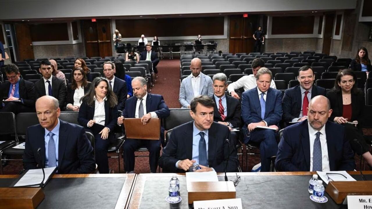 Gregory Becker, antiguo consejero delegado de Silicon Valley Bank; Scott Shay, cofundador de Signature Bank, y Eric Howell, expresidente de Signature Bank, este martes, ante la Comisión de Banca del Senado.
MANDEL NGAN (AFP)