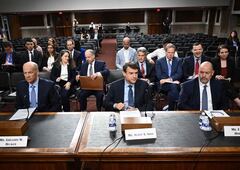 Gregory Becker, antiguo consejero delegado de Silicon Valley Bank; Scott Shay, cofundador de Signature Bank, y Eric Howell, expresidente de Signature Bank, este martes, ante la Comisión de Banca del Senado.
MANDEL NGAN (AFP)