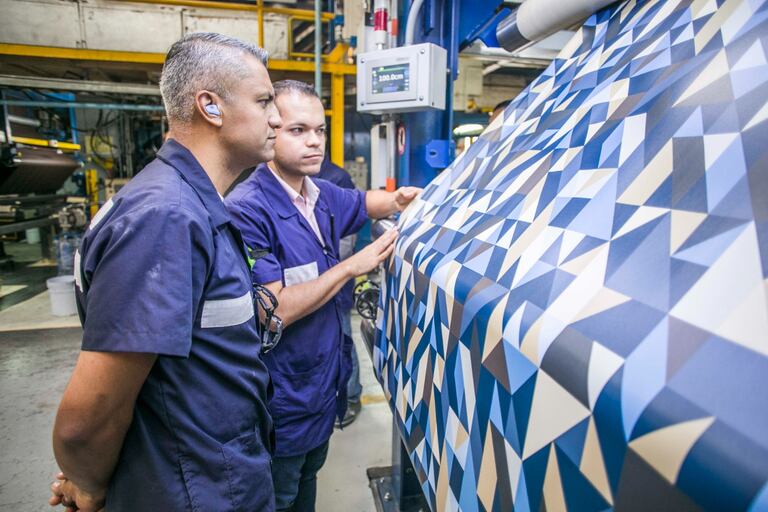 Colombia se consolida como un jugador estratégico en la industria textil mundial, exportando no solo telas, sino también conocimiento, diseño, tecnología y sostenibilidad.