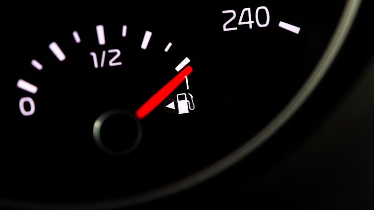 Algunos autos tienen un pequeño triángulo al lado del símbolo de gasolina en el tablero, pero ¿qué significa?