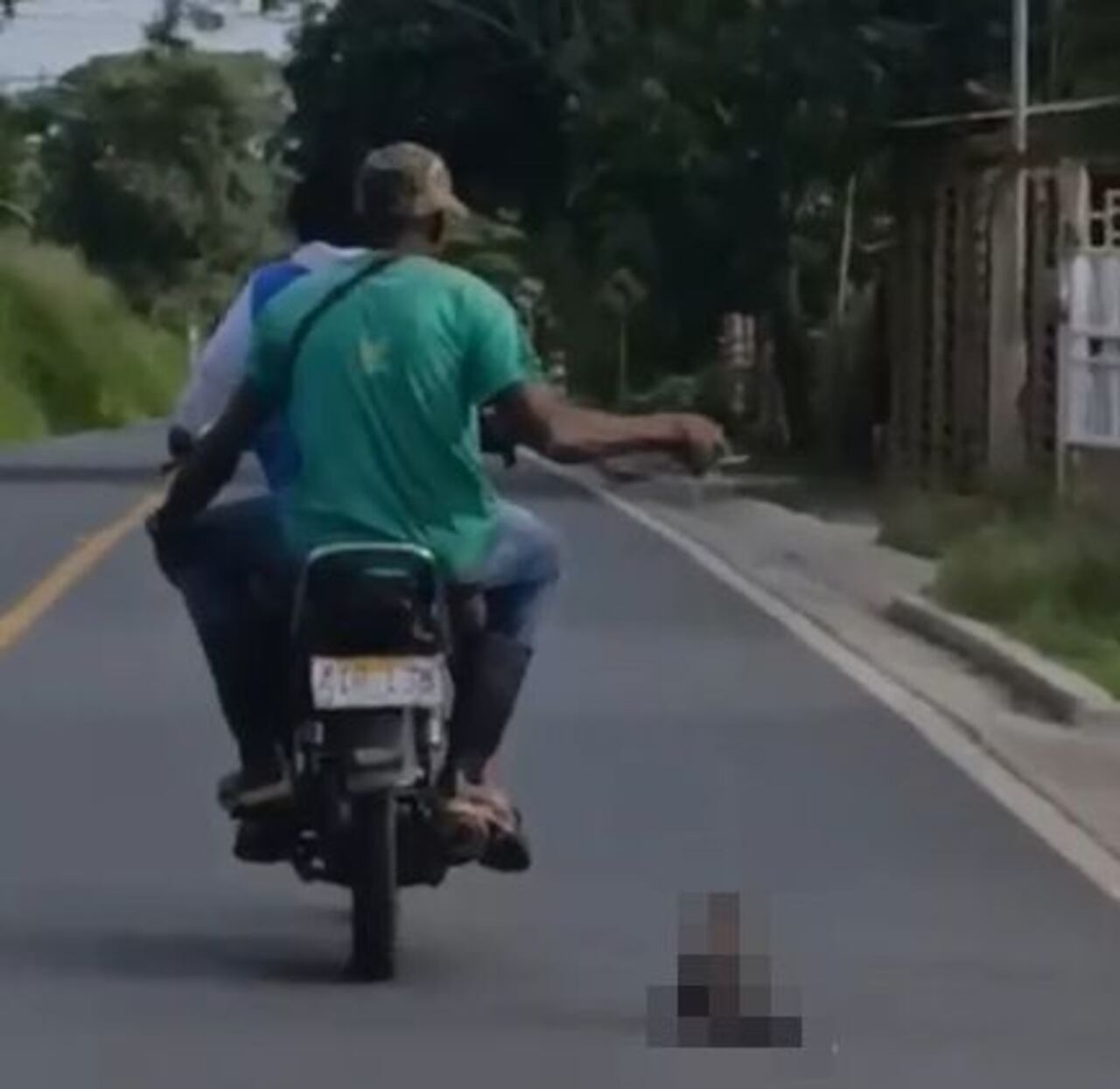 Este sujeto usó una cuerda, al parecer un lazo, al momento de arrastrar la zarigüeya por una de las carreteras del norte del departamento.