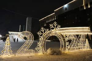 Las calles y plazas públicas están decoradas con adornos de año nuevo en Astana, Kazajstán, el 28 de diciembre de 2023. (Foto de Meiramgul Kussainova/Anadolu vía Getty Images)