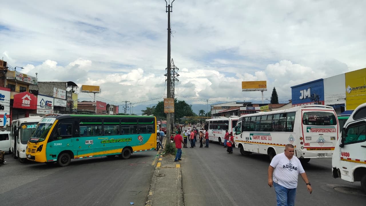 Conductores del transporte tradicional urbano en Cali (transportadores) bloquean la ciudad este jueves, 21 de mayo de 2026, reclamando por temas como chatarrización y competencia de piratería. Juanchito es uno de los puntos afectados.