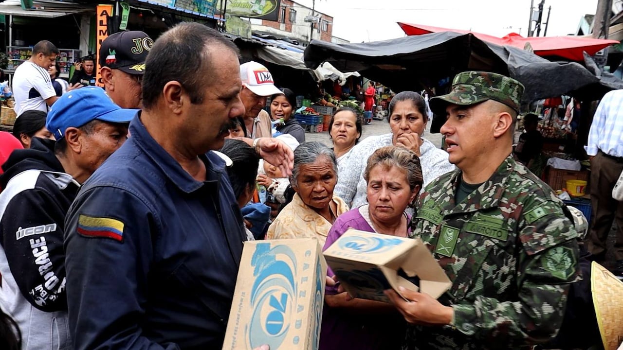 En Popayán, los integrantes del Ejército frecuentemente organiza y participa en actividades navideñas donde llevan regalos y alegría a comunidades vulnerables, plazas de mercado y familias, colaborando con comerciantes y autoridades locales para llevar bienestar social y fortalecer la seguridad en esta época del año.