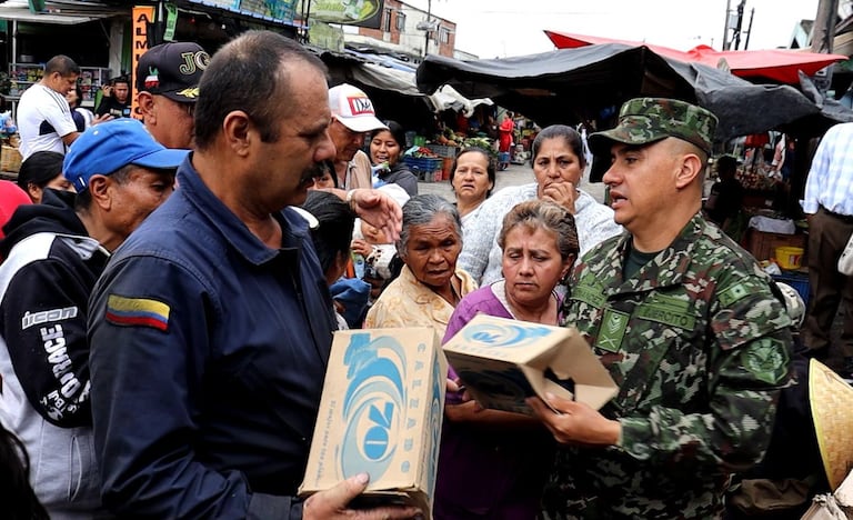En Popayán, los integrantes del Ejército frecuentemente organiza y participa en actividades navideñas donde llevan regalos y alegría a comunidades vulnerables, plazas de mercado y familias, colaborando con comerciantes y autoridades locales para llevar bienestar social y fortalecer la seguridad en esta época del año.