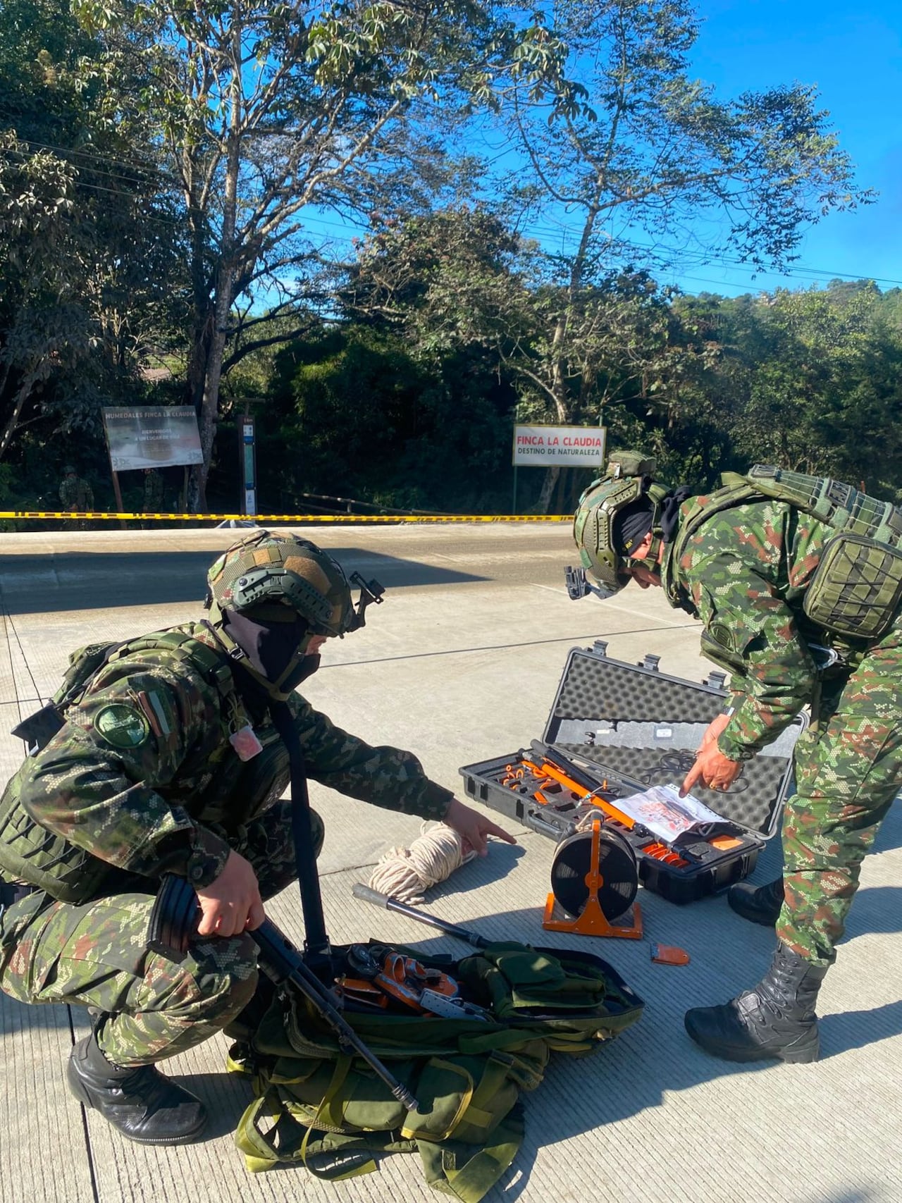 Efectivos del Ejército, con el apoyo de la Policía, lograron desactivar dos poderosas cargas explosivos que fueron abandonadas a un costado de la vía Popayán-Cali, en el sector de El Cairo, Cajibío.