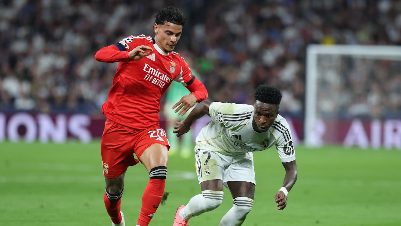 El centrocampista colombiano #20 del SL Benfica, Richard Ríos (izq.), y el delantero brasileño #07 del Real Madrid, Vinicius Junior, luchan por el balón durante el partido de vuelta de los playoffs de la ronda eliminatoria de la UEFA Champions League entre el Real Madrid CF y el SL Benfica en el estadio Santiago Bernabéu de Madrid el 25 de febrero de 2026. (Foto de Thomas COEX / AFP)