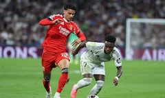 El centrocampista colombiano #20 del SL Benfica, Richard Ríos (izq.), y el delantero brasileño #07 del Real Madrid, Vinicius Junior, luchan por el balón durante el partido de vuelta de los playoffs de la ronda eliminatoria de la UEFA Champions League entre el Real Madrid CF y el SL Benfica en el estadio Santiago Bernabéu de Madrid el 25 de febrero de 2026. (Foto de Thomas COEX / AFP)