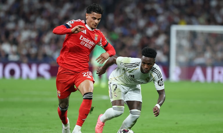 El centrocampista colombiano #20 del SL Benfica, Richard Ríos (izq.), y el delantero brasileño #07 del Real Madrid, Vinicius Junior, luchan por el balón durante el partido de vuelta de los playoffs de la ronda eliminatoria de la UEFA Champions League entre el Real Madrid CF y el SL Benfica en el estadio Santiago Bernabéu de Madrid el 25 de febrero de 2026. (Foto de Thomas COEX / AFP)