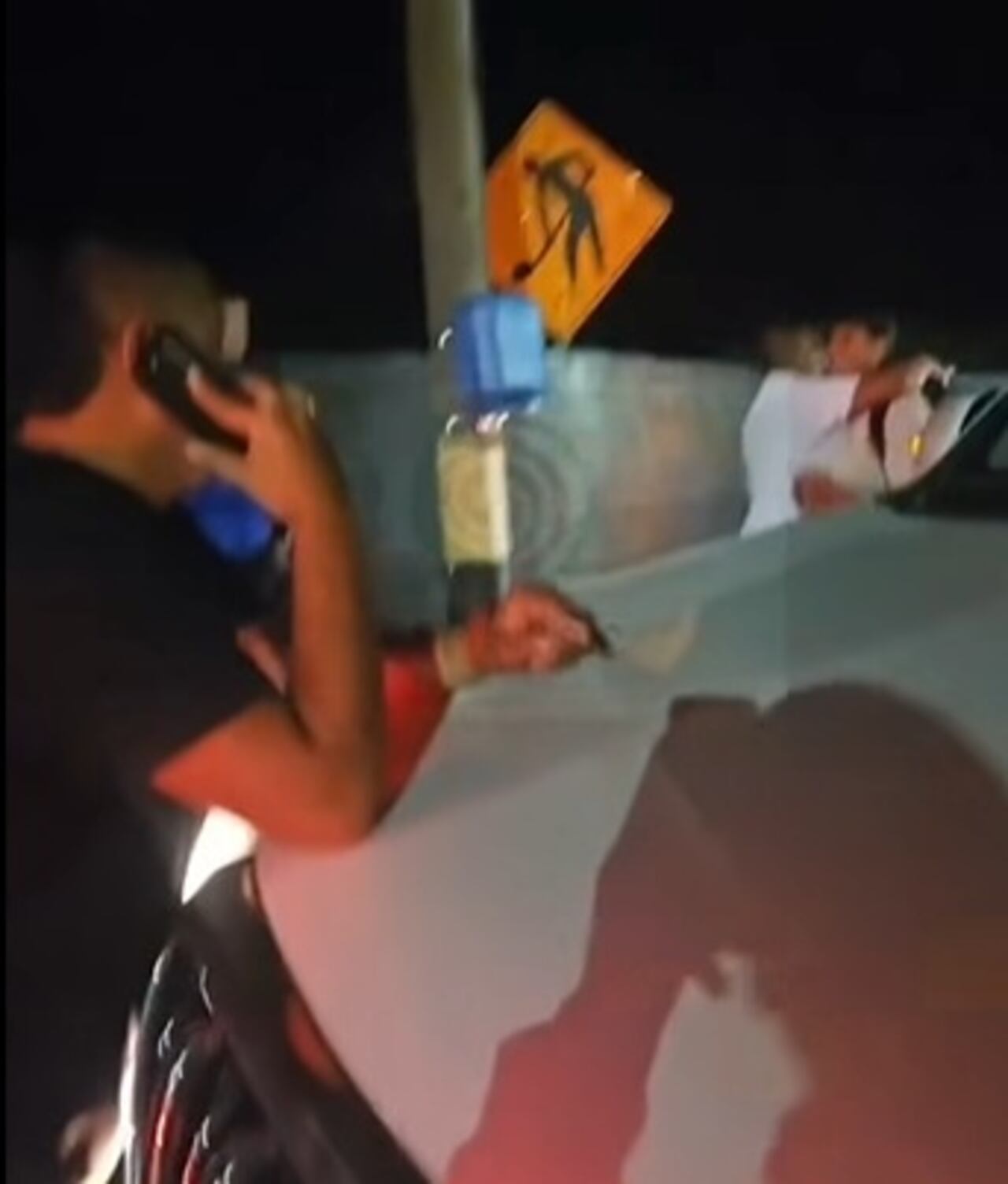 Este el momento cuando la guardia indígena rescató al líder indígena Nelson Cucuñame, con el apoyo de las comunidades.