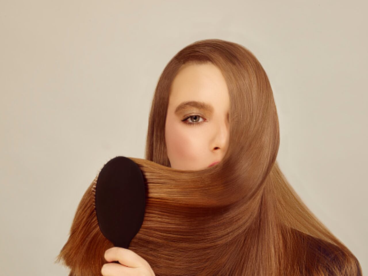 Para muchas mujeres, la mejor forma de llevar su cabello es alisarlo.