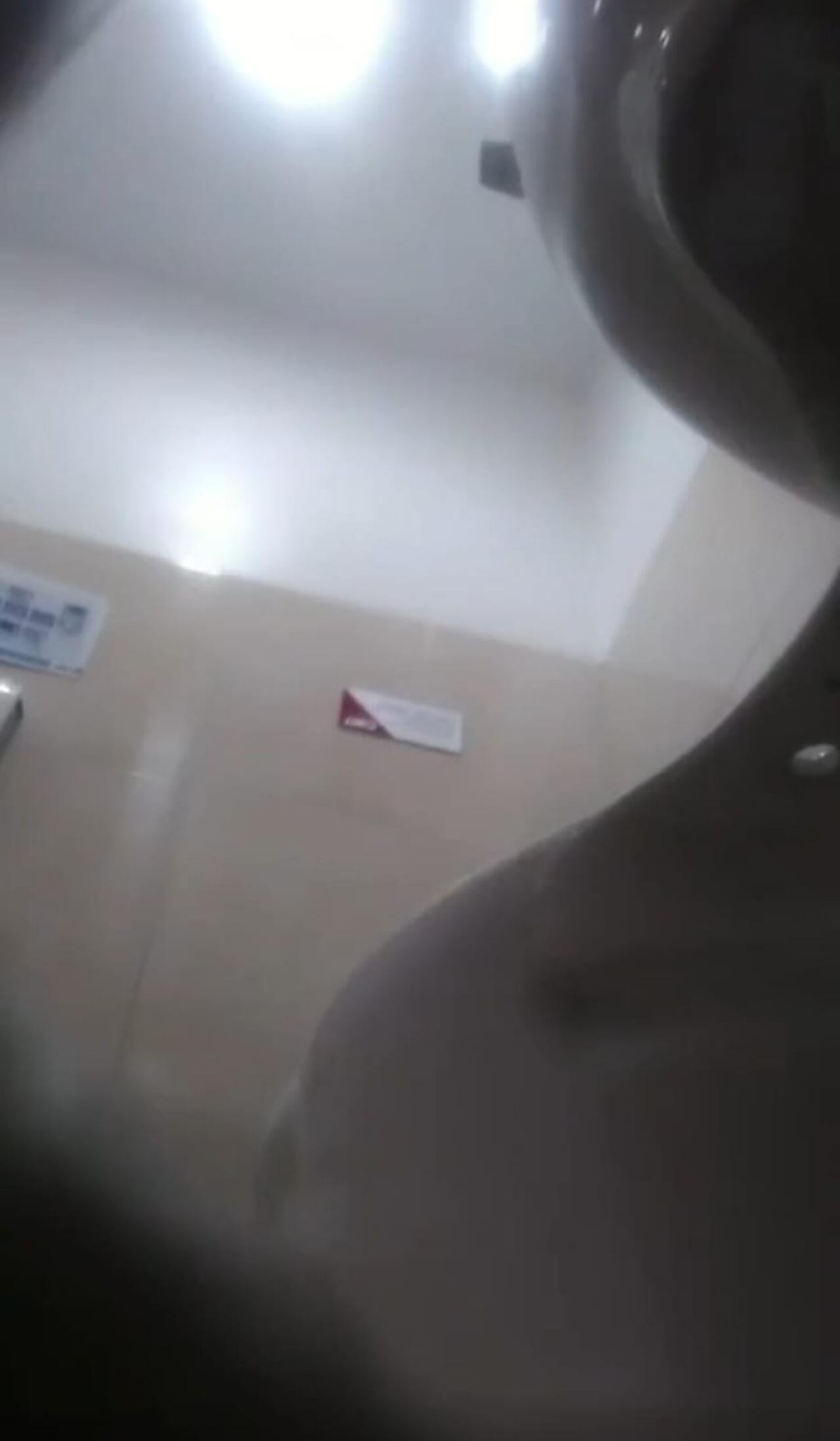 El hombre ubicó el celular de una manera estratégica para poder ver a las personas que ingresaran a este lugar.